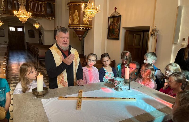 Kreuzsegnung für die Volksschule / Monika Pein